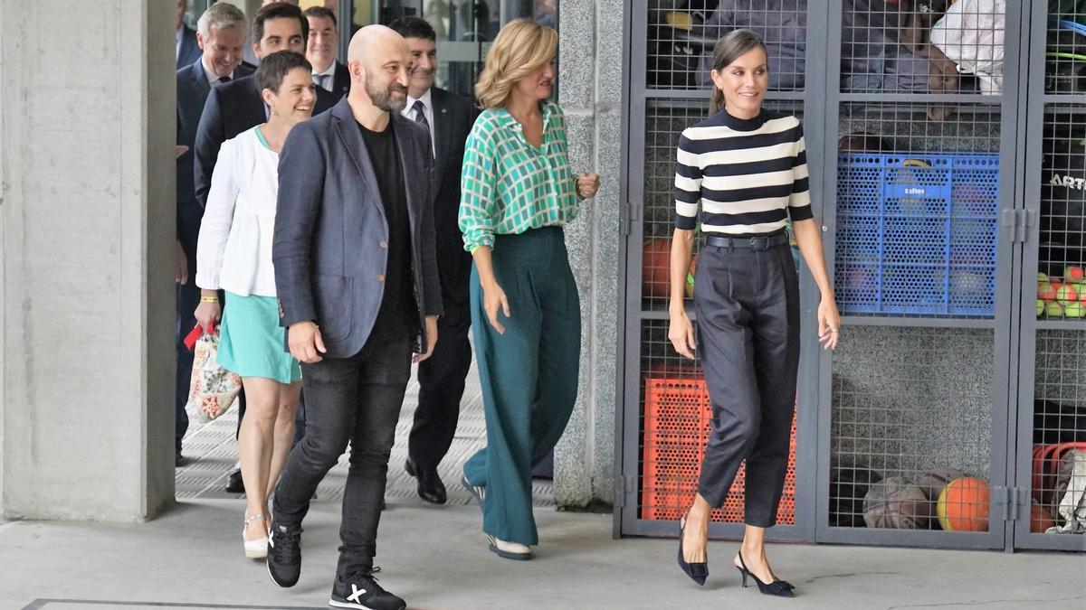 La reina Letizia a su llegada al CEIP do Camiño Inglés acompañada por la Ministra, Pilar Alegría, y el director del centro, Francisco Ávila
