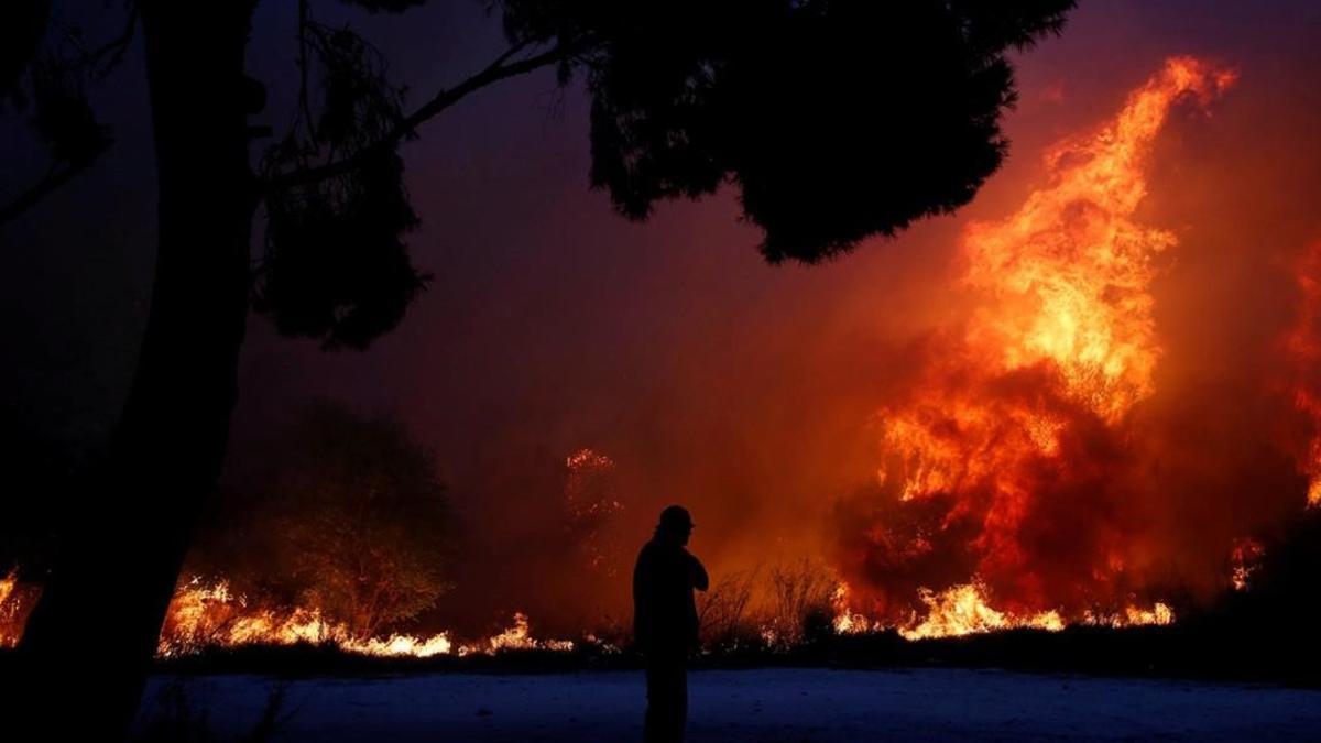 Un bombero frente a los incendio de la noche pasada en Grecia.