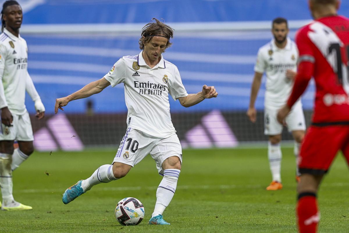 MADRID, 24/05/2023.- Luka Modrić del Real Madrid en acción ante el Rayo Vallecano este miércoles, durante el partido de LaLiga Santander entre el Rayo Vallecano y el Real Madrid, en el estadio Santiago Bernabéu de Madrid. EFE/ Rodrigo Jiménez