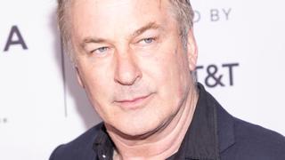 El actor Alec Baldwin mata accidentalmente a la directora de fotografía durante el rodaje