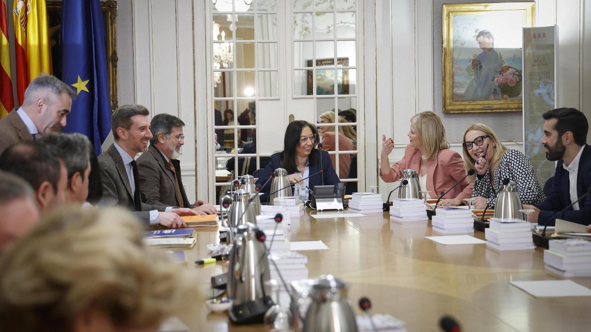 Los representantes de la junta de síndics, este martes, en las Corts.