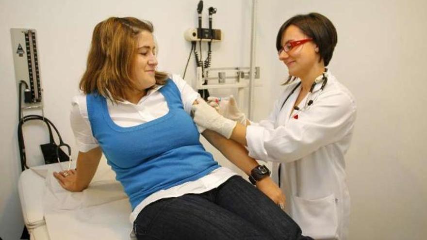 Una joven recibe la vacuna de la gripe en un centro de salud de A Coruña. / cabalar