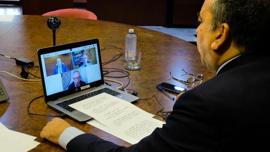 Un momento del encuentro digital de ayer. Antonio Cacereño, director de La Provincia, modera el debate entre José Sánchez Ruano y Luis Padilla.