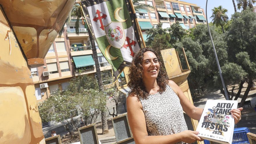 La Bellea del Foc infantil y Damas felicitan el cumpleaños a David Olivares, presidente de la Federació de les Fogueres de Sant Joan