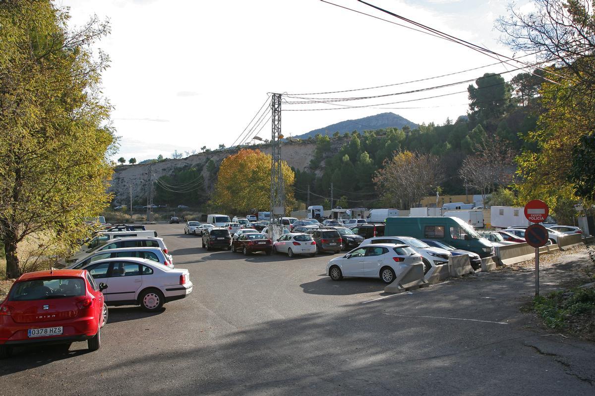 Vehículos estacionados en el solar del recinto ferial alcoyano.