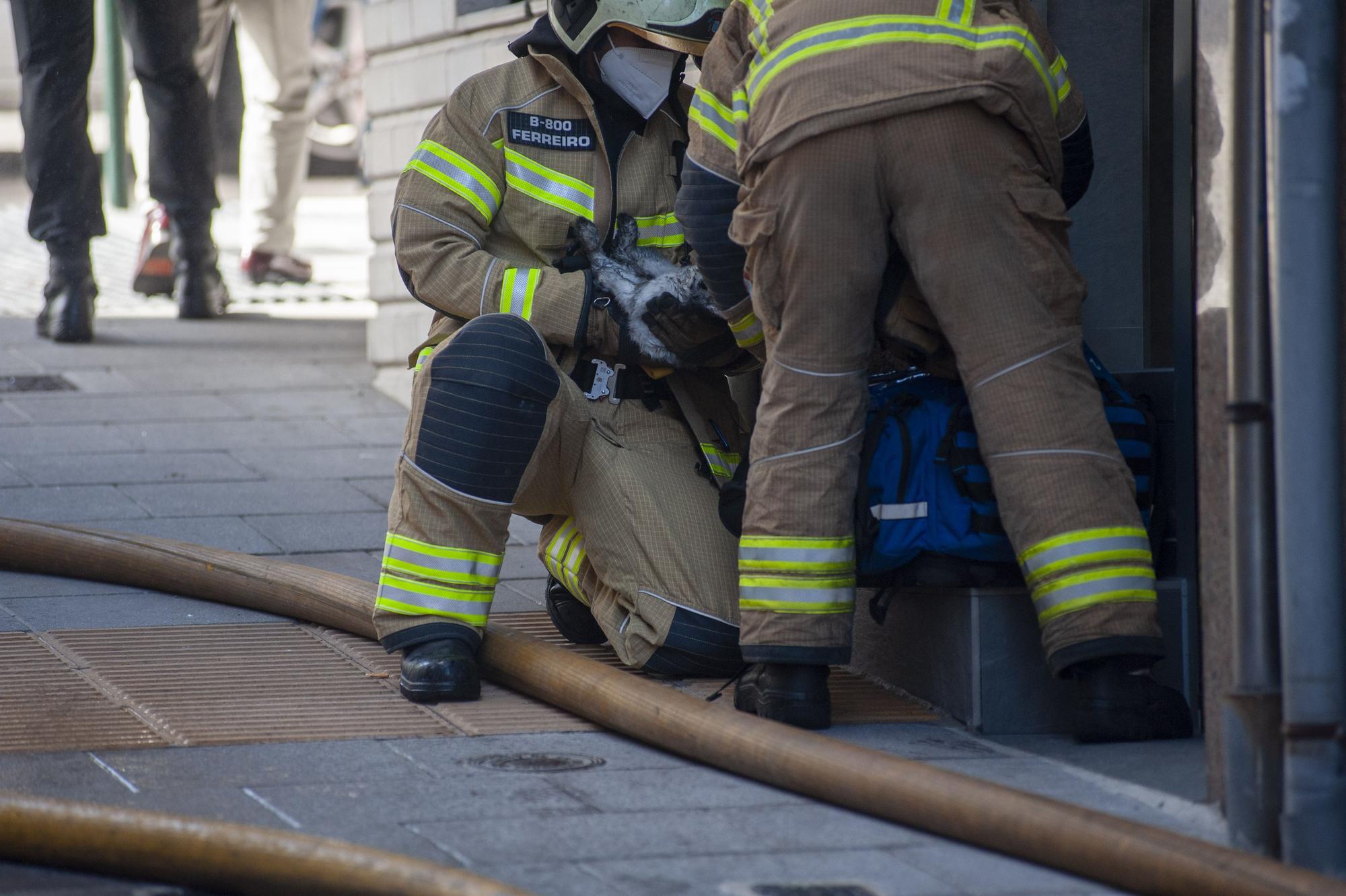 Los bomberos sofocan un incendio en una vivienda de Costa da Unión con Pla y Cancela