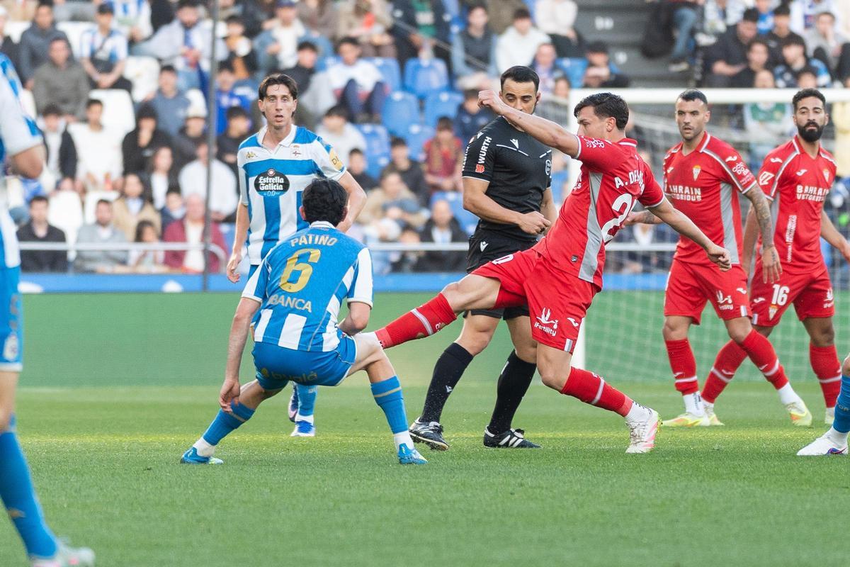 Alberto del Moral despeja un balón en presencia de Patiño.