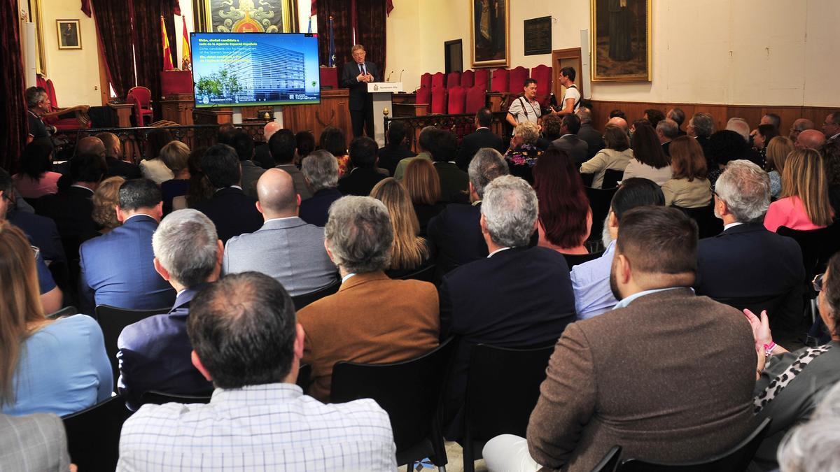 El salón de plenos del Ayuntamiento de Elche repleto para asistir a la presentación de la candidatura de Elche a la Agencia Espacial Española, en la que ha intervenido el presidente de la Generalitat, Ximo Puig.