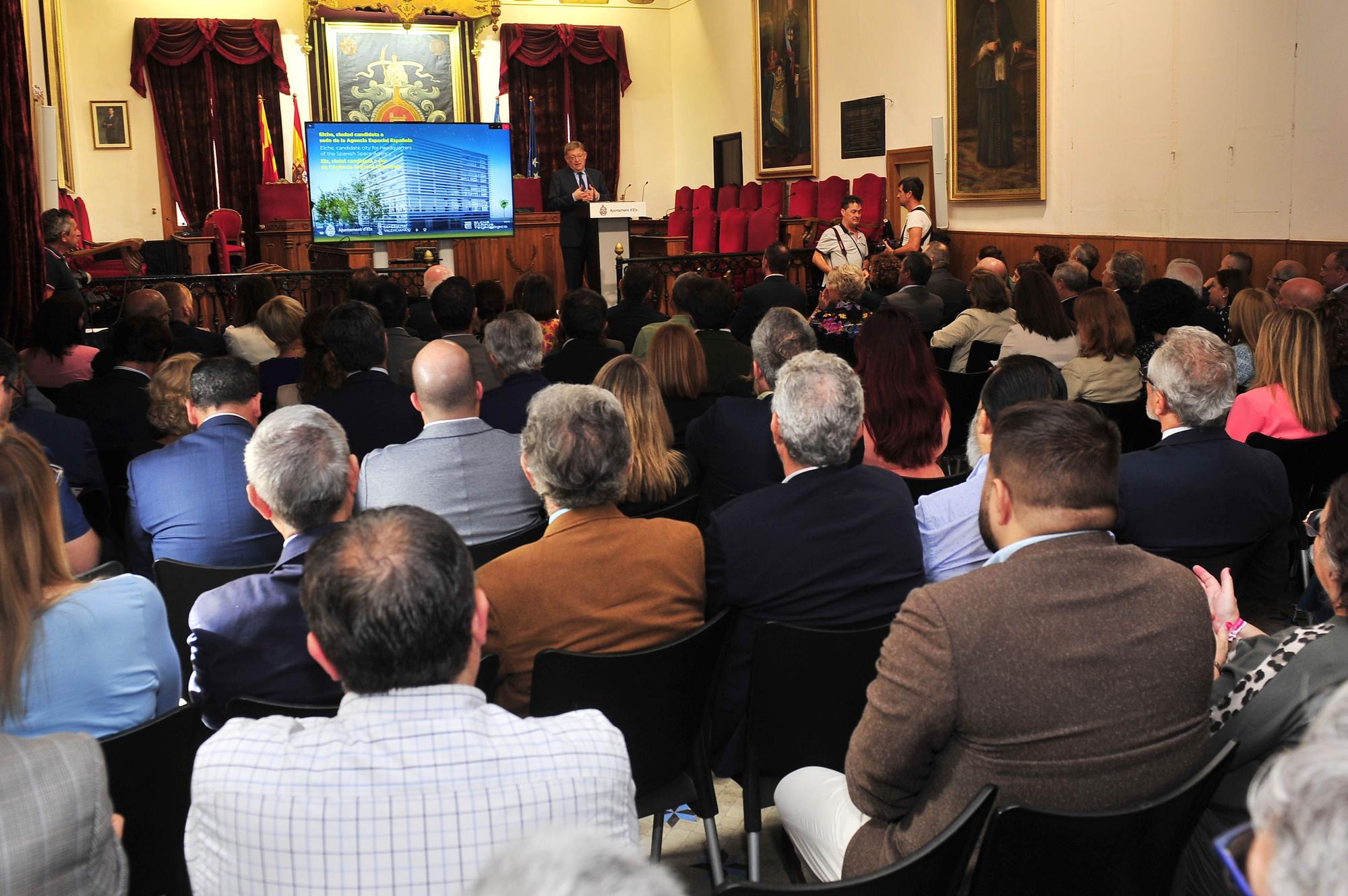 El salón de plenos del Ayuntamiento de Elche acogió la pasada semana la presentación oficial de la candidatura de Elche a ser sede de la Agencia Espacial Española.