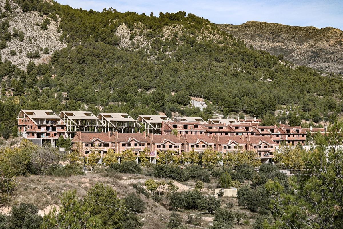 La urbanización de Serelles de Alcoy, con parte de las viviendas por terminar