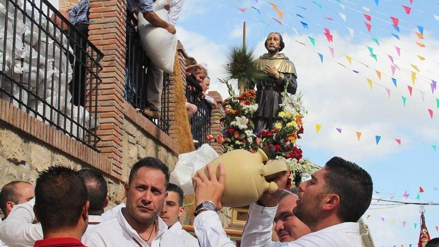 El municipio axárquico sacará a San Isidro tanto este próximo domingo como el 15 de mayo