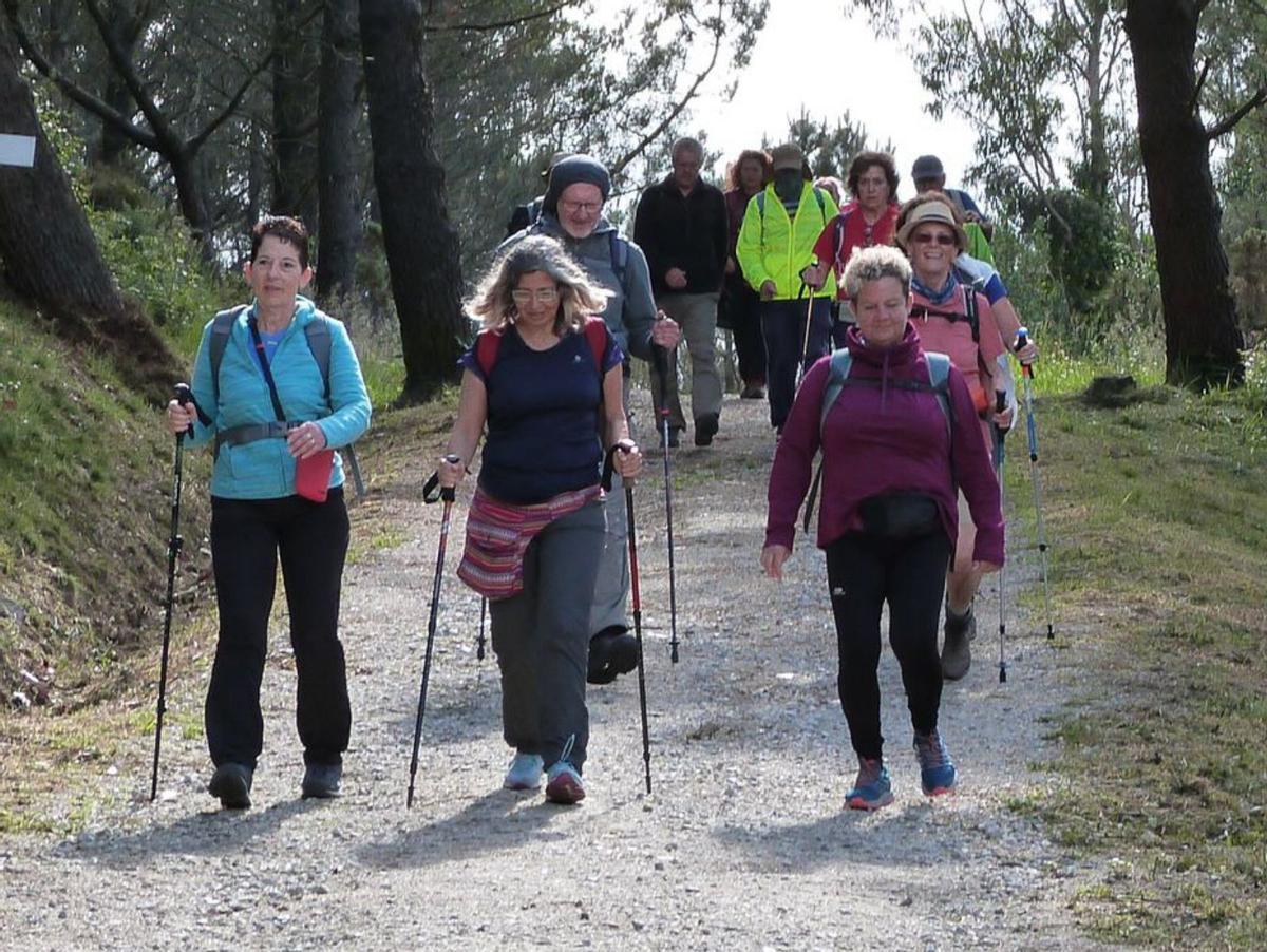 Un grupo de camiñantes por un tramo da ruta en Dumbría / j. m. R.