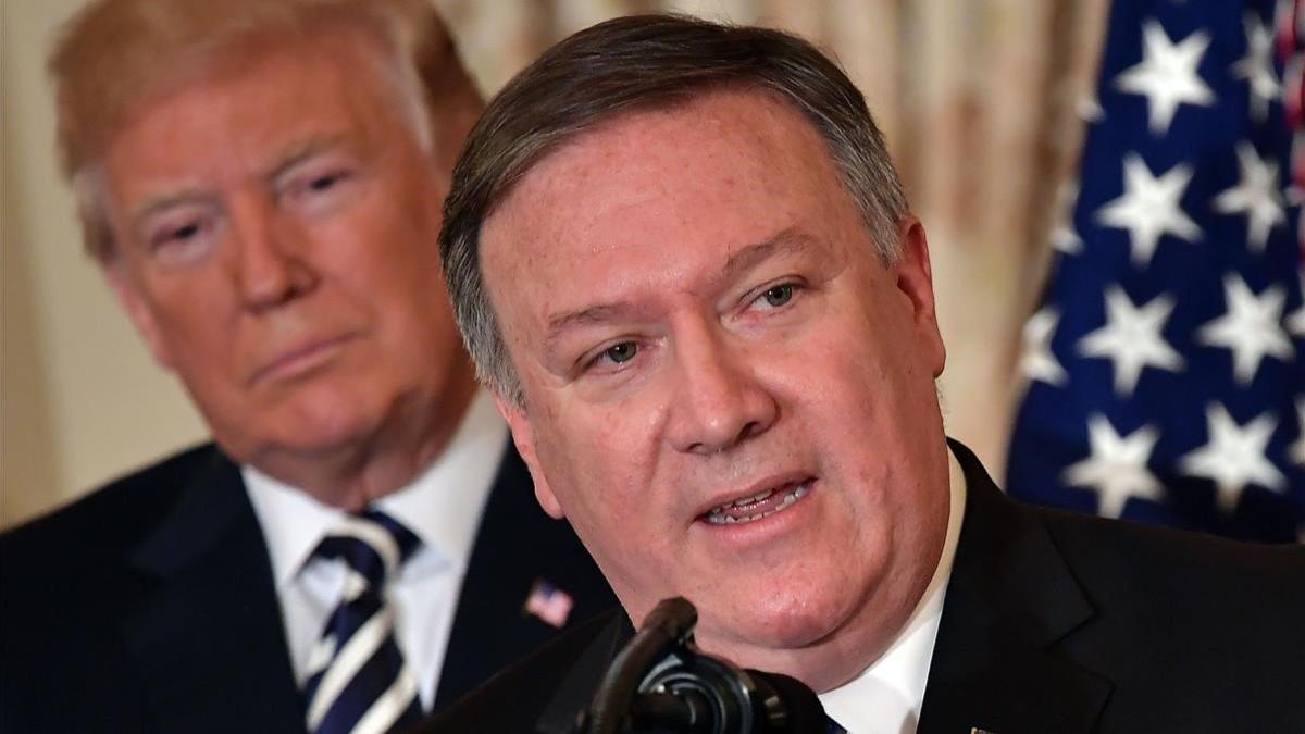 Donald Trump atiende una intervención de Mike Pompeo, en mayo del 2018.