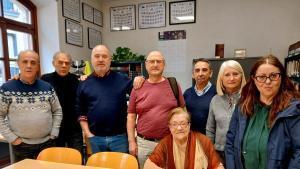 Clotilde Agirre, de 91 años, rodeada de sus comaperos de las Aulas de la Experiencia, de la UPV-EHU, en Bilbao.
