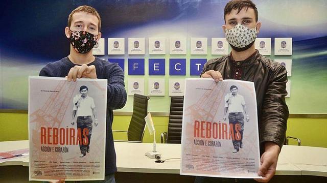 El concejal Alberto Oubiña y el director Alberte Mera muestran el cartel de la película.