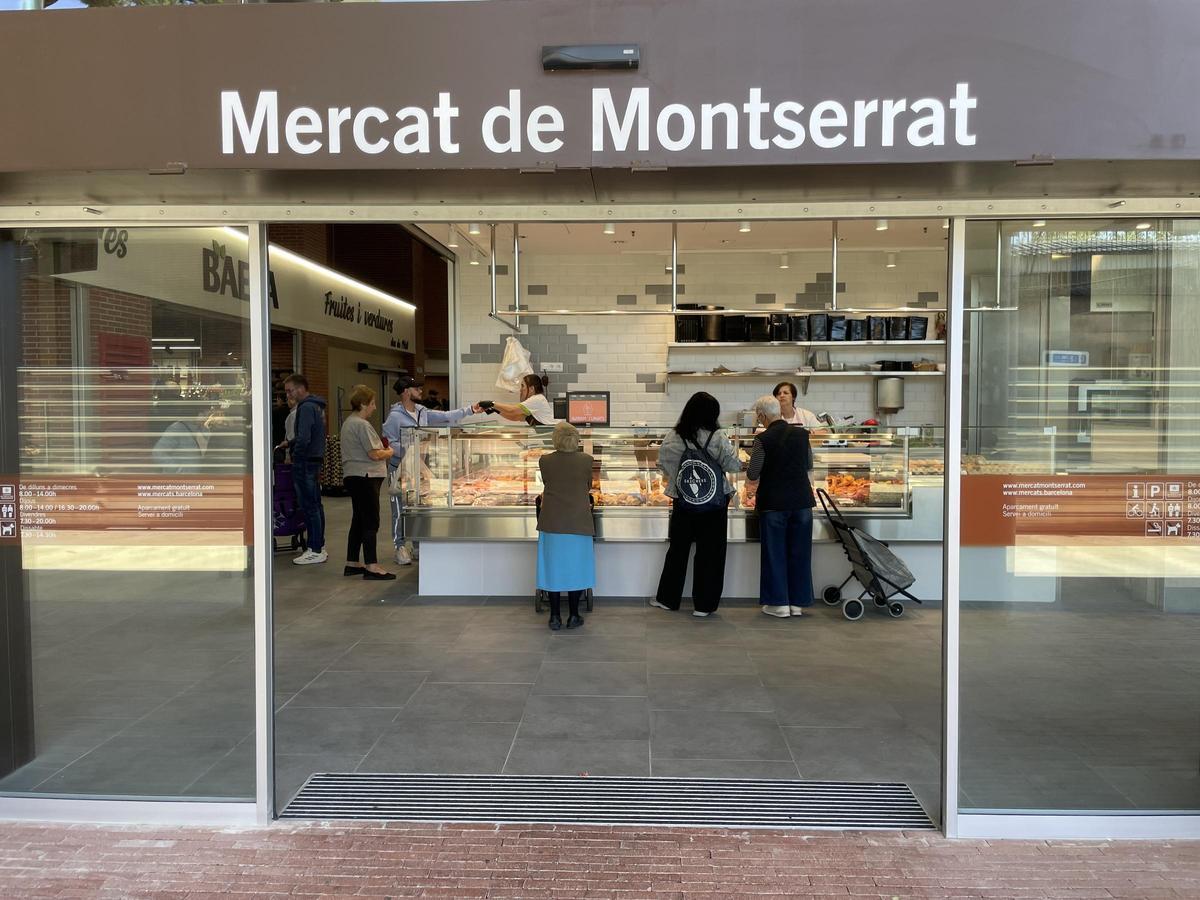 Clientes compran en una de las paradas del nuevo Mercat de Montserrat, semanas después de su apaertura