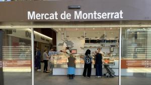 Clientes compran en una de las paradas del nuevo Mercat de Montserrat, semanas después de su apaertura
