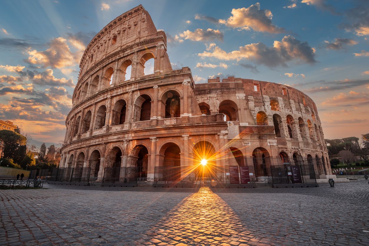Roma en peligro - Coliseo con sol entre sus arcos
