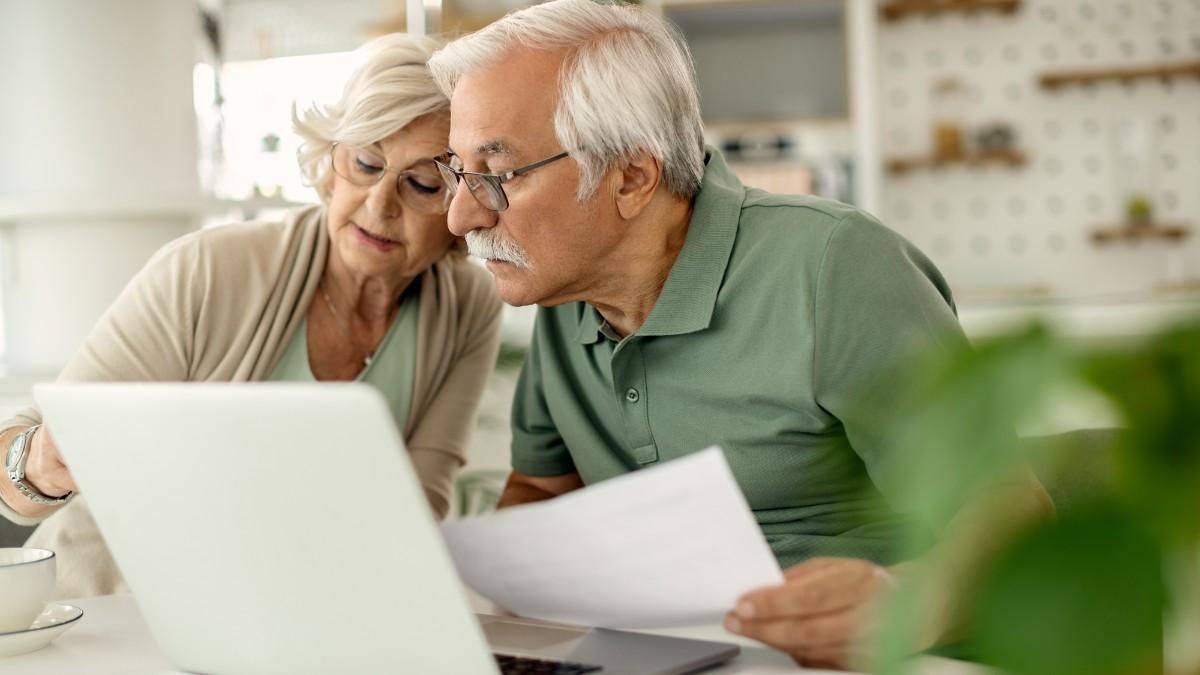 Dos jubilados revisan sus facturas económicas