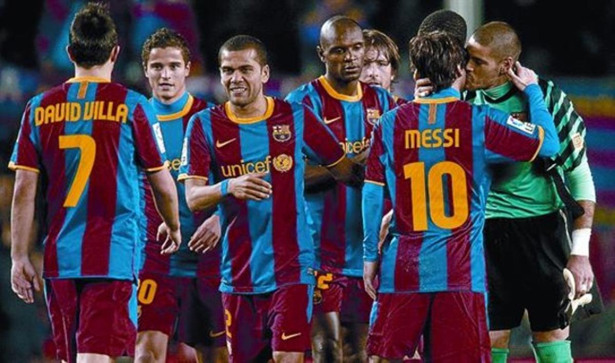 Els jugadors del Barça celebren el triomf contra l’Atlètic de Madrid, dissabte al Camp Nou.
