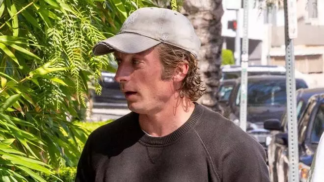 Hasta otro día, Rosalía... Jeremy Allen-White sale (y se besa MUCHO) con su coprotagonista en 'The Bear'