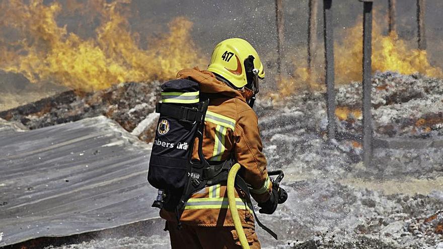 Un bombero actuando en un incendio de Fuente del Jarro. | ASIVALCO