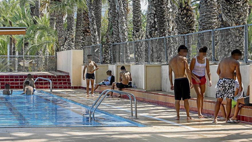 Usuarios disfrutando de un baño tras colarse en las piscinas del Parque Deportivo.