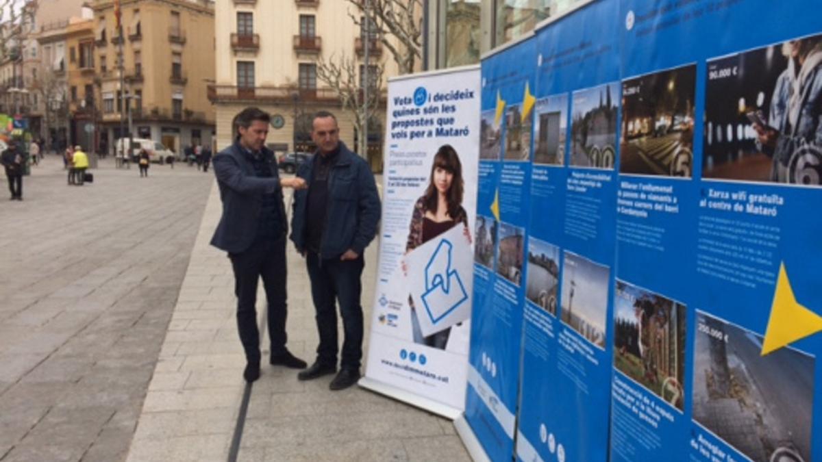 Los regidores Miquel Àngel Vadell y Juan Carlos Jerez en la plaa de Santa Anna.