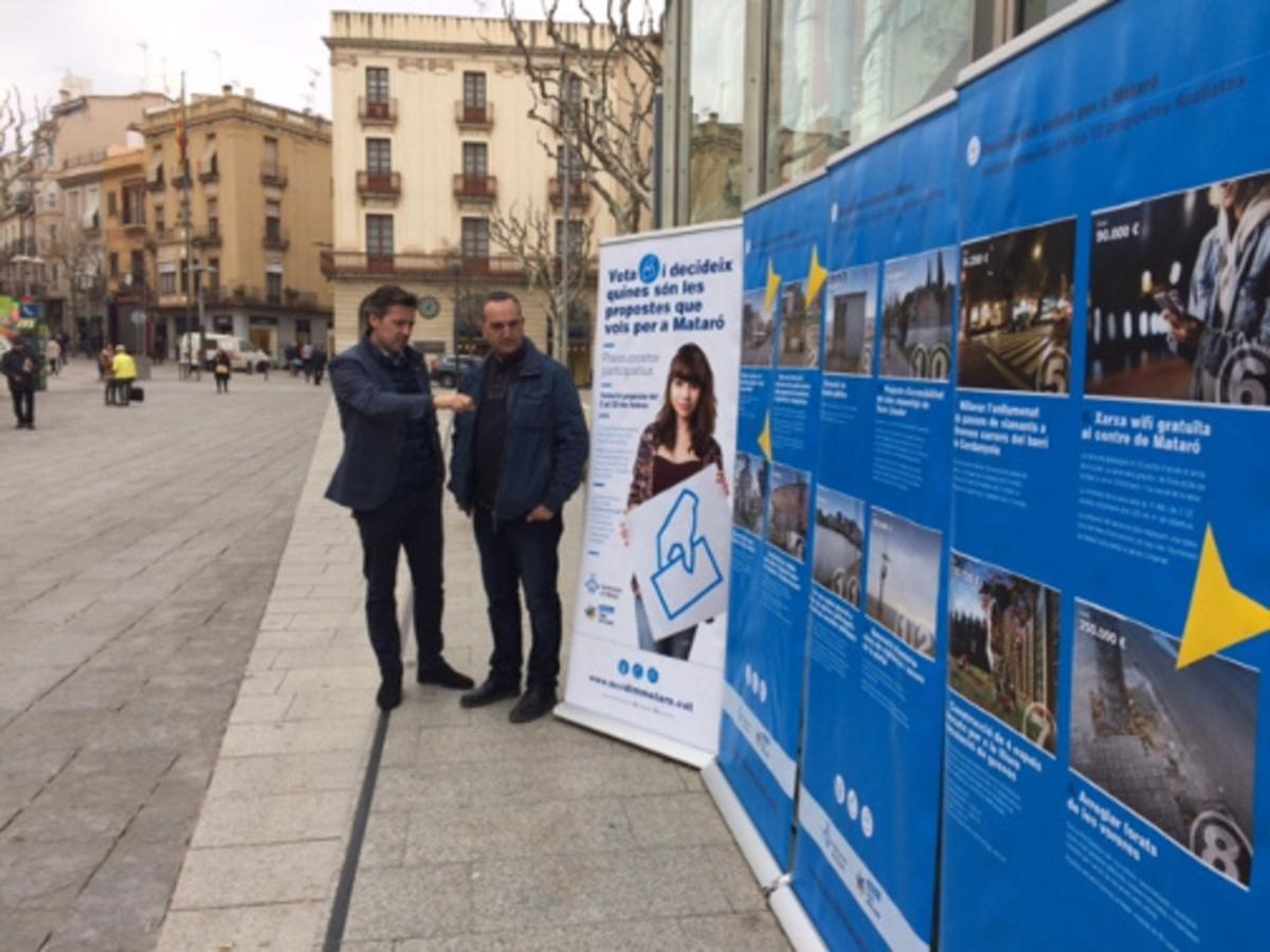 Els regidors Miquel Àngel Vadell i Juan Carlos Jerez a la plaça de Santa Anna. 