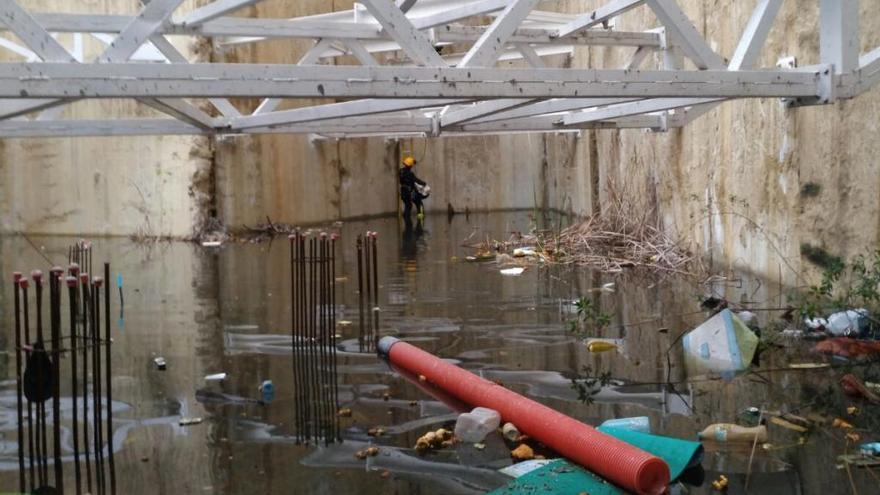 Bomberos rescatan a un gato atrapado en un solar inundado