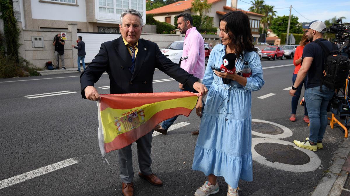 Uno de los ciudadanos que se acercaron a Nanín a recibir a Juan Carlos I.