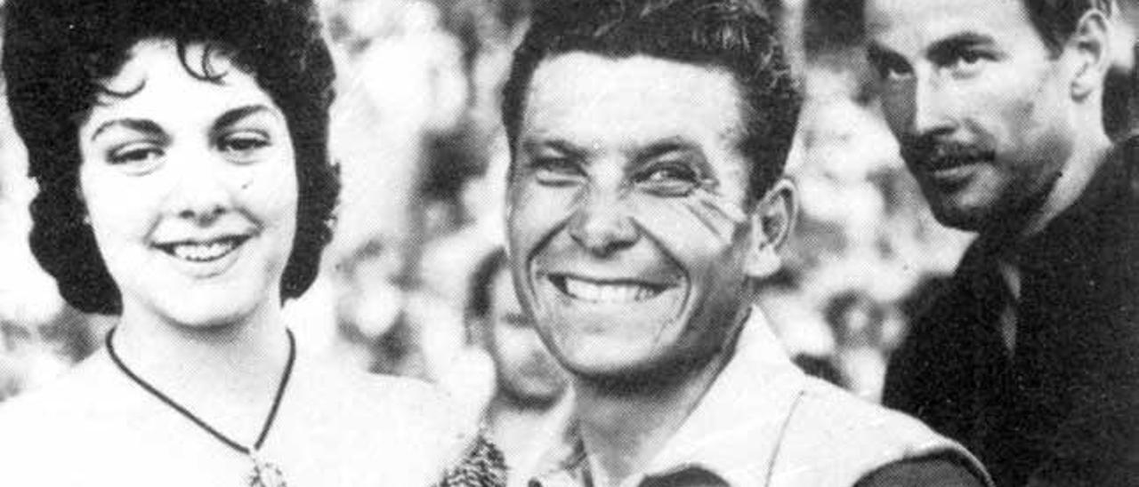 Miquel Bover en el podio del Tour de Francia de 1956, tras ganar la crono con final en Lyon.