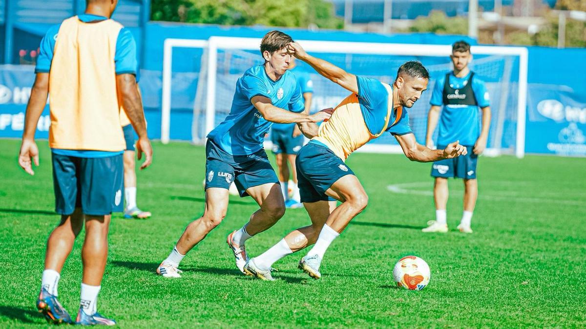 Florin Andone y Jaume Pol, durante un entrenamiento en el Estadi Balear.