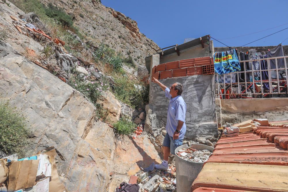 Socavones, grietas... los vecinos de la calle San Bruno de Callosa temen que se venga abajo. El Síndic de Greuges investiga qué van a hacer las administraciones ante la denuncia de treinta familias qu