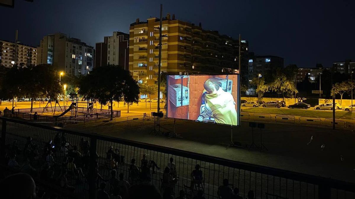 Los vecinos pueden ver películas gratuitamente al aire libre.