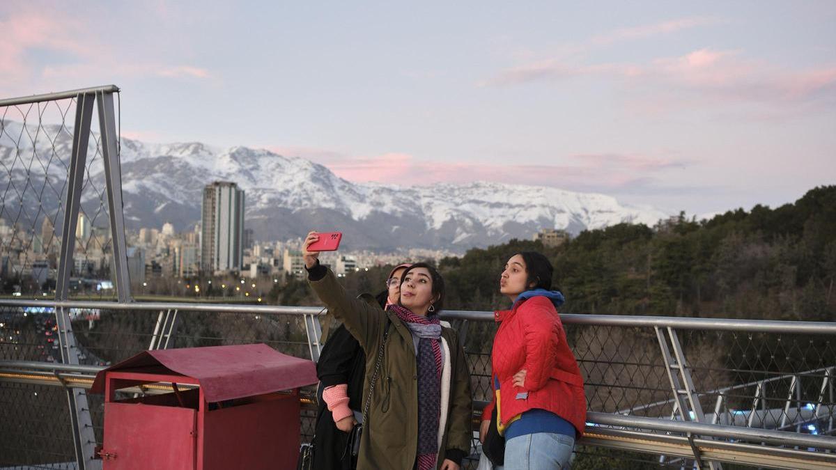 Un grupo de chicas jóvenes posan para un selfie en Teherán, Irán.