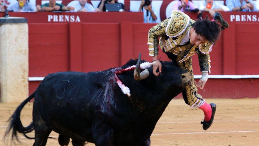 Momento de la cogida de Roca Rey.