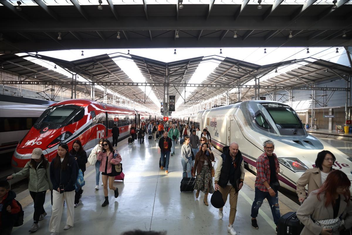 Trenes de alta velocidad de Iryo y Renfe en la estación María Zambrano de Málaga.