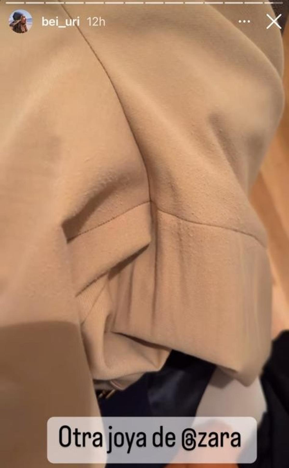 La 'instagramer' Bei Uri muestra la calidad de unos pantalones de Zara.