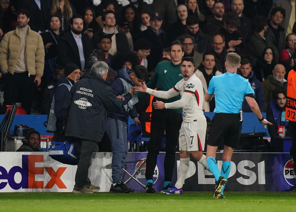 Pedro Neto empujó a un recogepelotas del PSG