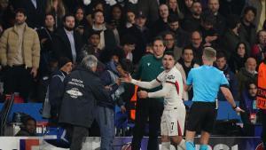 Pedro Neto empujó a un recogepelotas del PSG