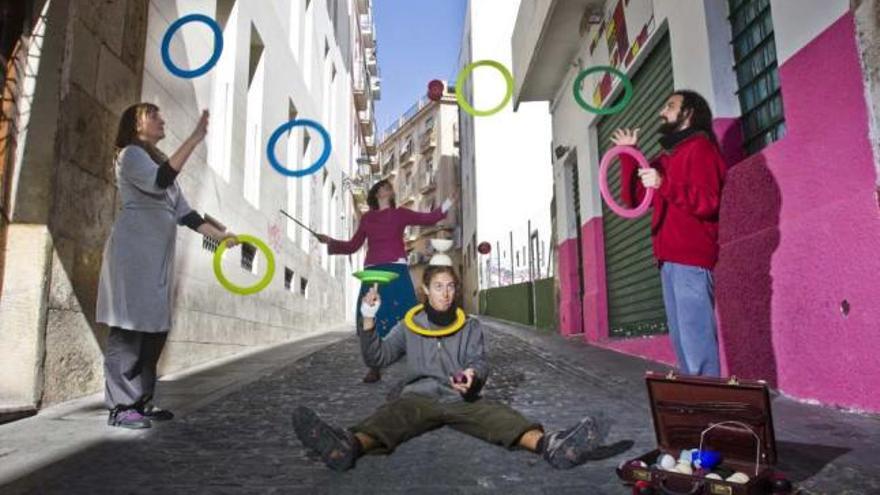 Los impulsores de la escuela de circo social hacen malabares en el Casco Antiguo de Alicante.