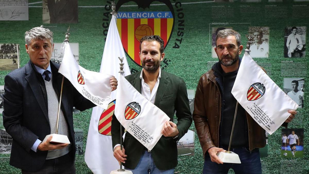 Miguel Tendillo, Rubén Baraja y Paco Camarasa posan con la réplica de la bandera.  | FRANCISCO CALABUIG