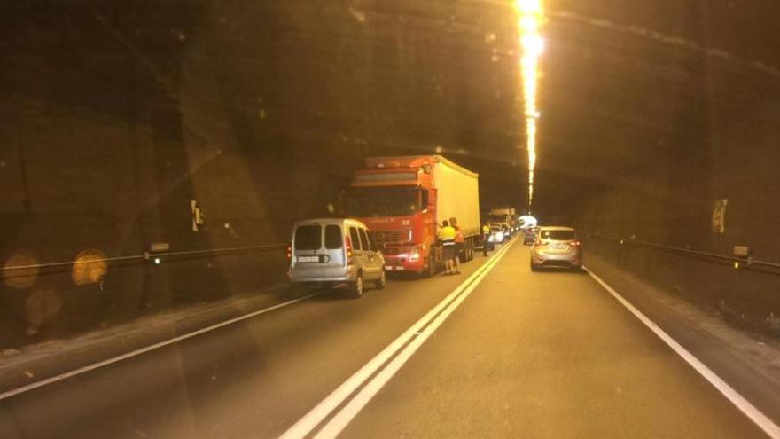 Imatge del camió avariat a dins el túnel.