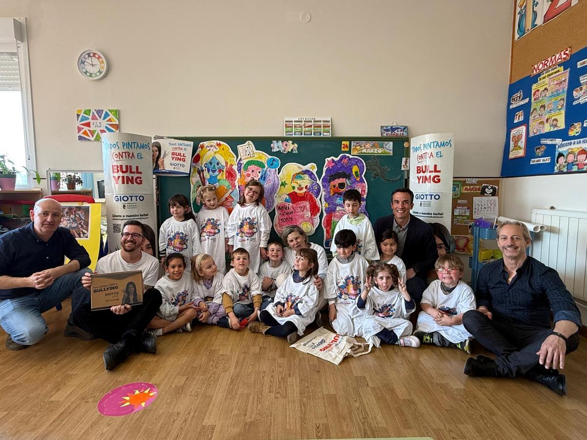 Los escolares de infantil premiados, con su profesora Ana Cosmea, responsables del centro y del certamen.