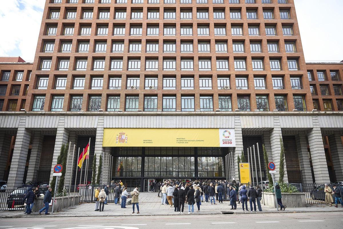 Acceso principal al Ministerio de Sanidad, en Madrid.