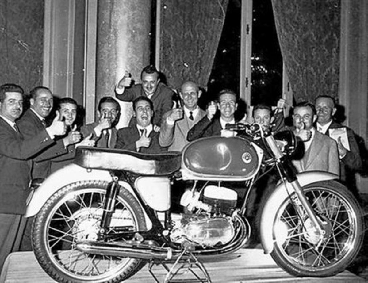 Imatge de la presentació del primer model de Bultaco, la Tralla 101, a l’Hotel Ritz el 1958.