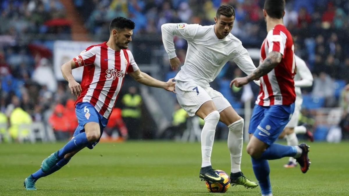Cristiano Ronaldo controla el balón ante Sergio Álvarez