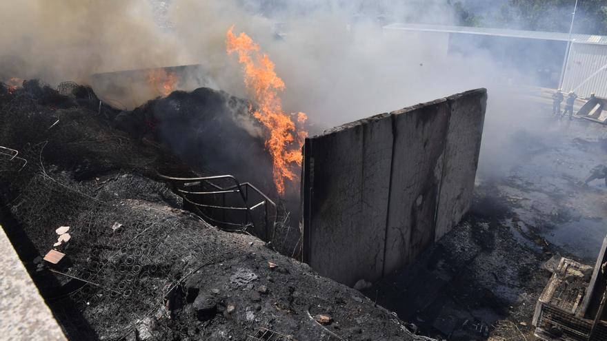 Controlado el incendio junto a la planta de Gestán en Morás