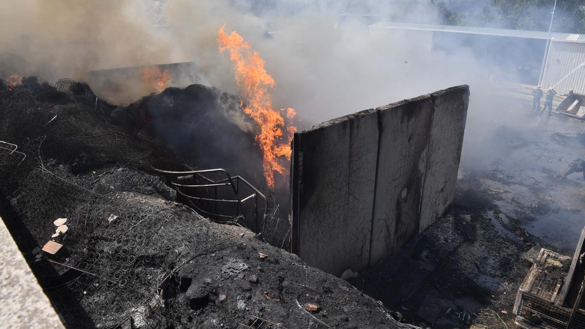 Incendio en la planta de reciclaje de Gestán en Santa Icía, en Morás